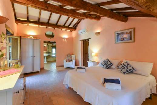 Val Ferrone - First floor twin bedroom with en suite bathroom. [convertible to a double]