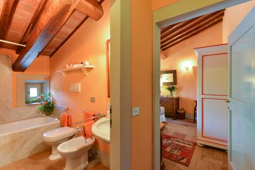 La Sobole - Orange wing shared bathroom