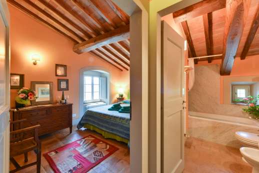 La Sobole - Orange wing shared bathroom