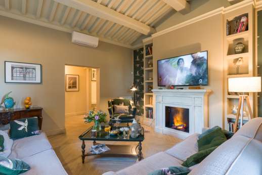 Fontegaia - Charming sitting room with fireplace that leads into the garden