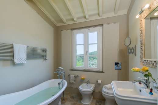 Fontegaia - Bathroom with free standing bath