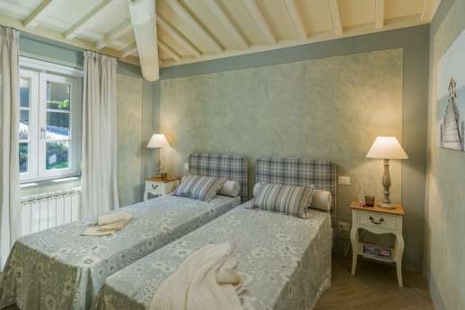 Fontegaia - Twin bedroom and bathroom adjacent in the corridor