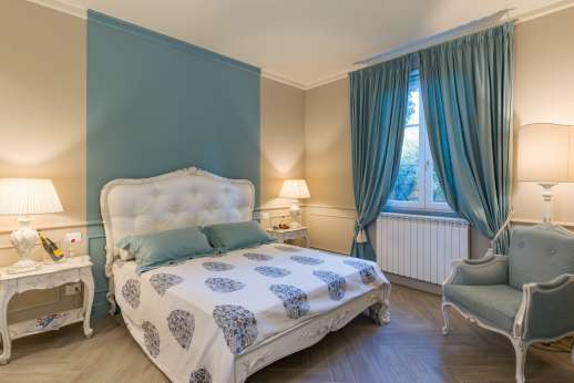 Fontegaia - Ground floor master bedroom with double bed and en-suite bathroom with shower