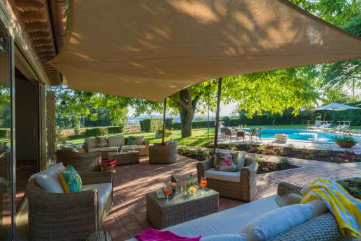 Solomonio - A shaded and spacious outdoor sitting area