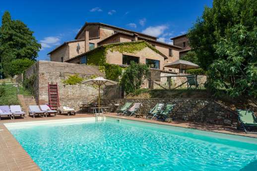 Santa Dieci - The pool on a lower terrace below the villa