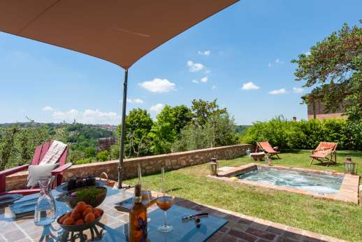 Santa Dieci - The main house near the hot tub with views of Siena