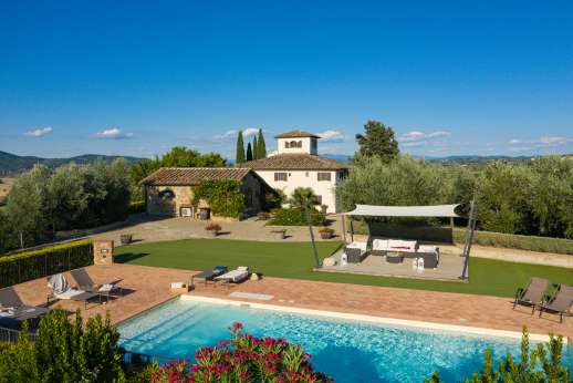 Villa Le Botti - The swimming pool is set at the very top of the private hill top, enjoying sweeping views of the magnificent countryside