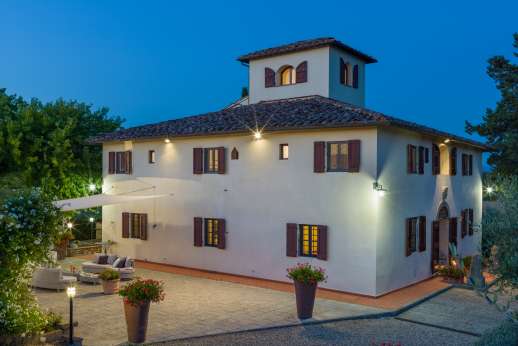 Villa Le Botti - Outdoor seating covered by a large sale