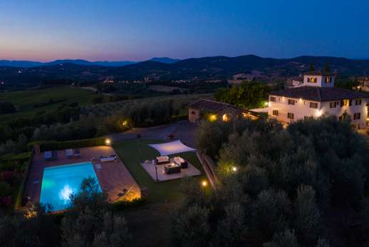 Villa Le Botti - Villa Le Botti is an imposing building surrounded by olive groves and well kept gardens.