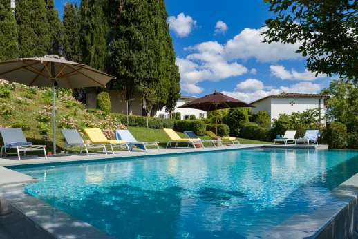Villa Caprolo - From pool to the villa