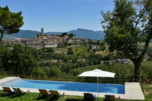 Il Soldano - Stunning views of the rolling hills and valleys and of the nearby town