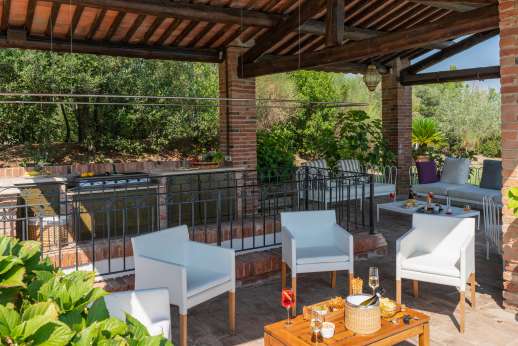 Palazzo Cheto - Pool house with summer kitchen. Bathroom with shower. Fixed barbeque.
