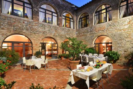 Palazzo Cheto - The inner courtyard an ideal spot for al fresco dining