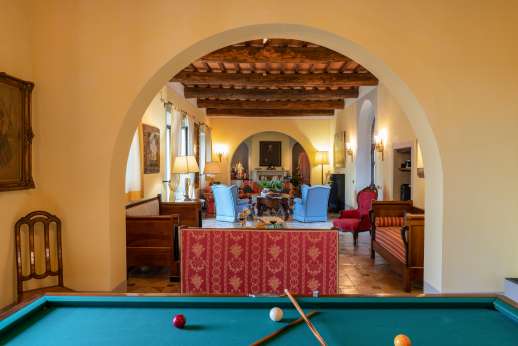 Palazzo Cheto - Main house large living room with pool table