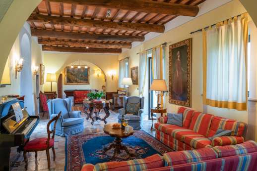 Palazzo Cheto - Sitting room leading out to the courtyard