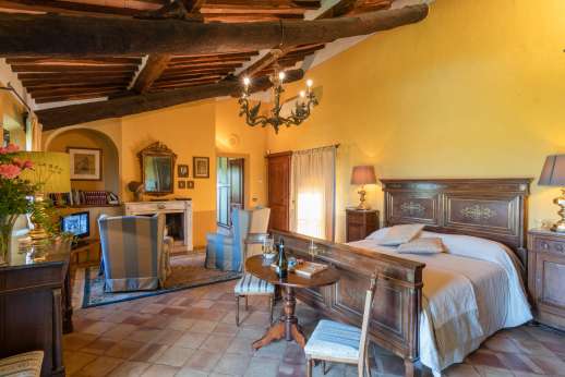 Palazzo Cheto - First floor air-conditioned suite with double bed and decorative fireplace