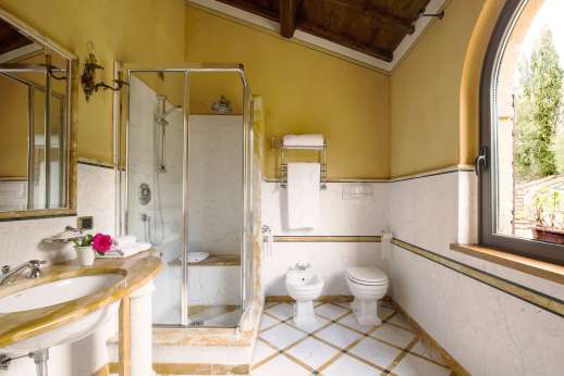 Palazzo Cheto - Shared bathroom with shower