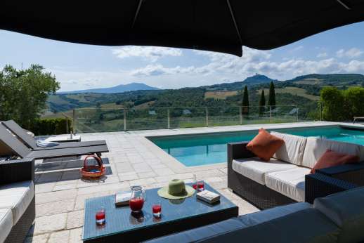 Il Cornello - Wonderful view of the countryside and the medieval tower of Radicofani.