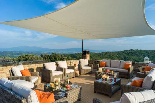 Belsguardo - Fully furnished terrace with views that stretch out over the surrounding undulating, Tuscan hills.