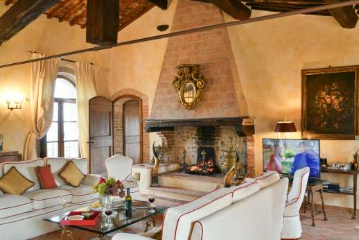 Belsguardo - Open-plan living and dining area, charmingly furnished with an open fireplace and sofas