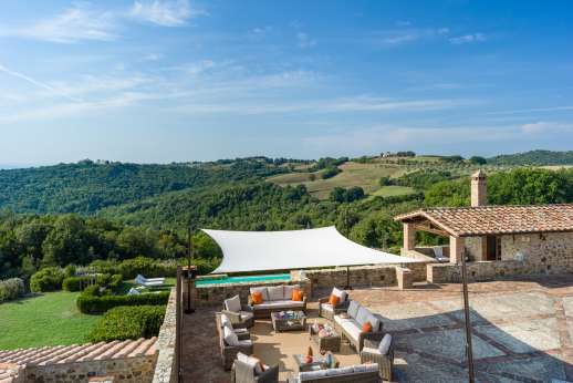 Belsguardo - Wide step up leads to the gorgeous shaded area with shade sail