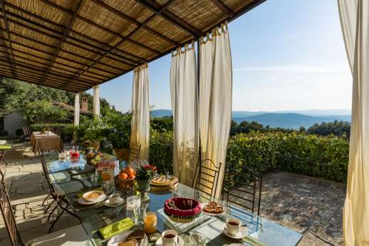 Belsguardo - The large shaded dining area