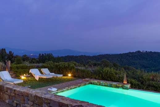 Belsguardo - The pool heated and lit to be enjoyed in the evening.