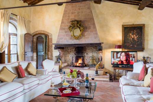Belsguardo - Ground floor very spacious living room composed of a sitting area with comfortable sofas, armchairs and fireplace