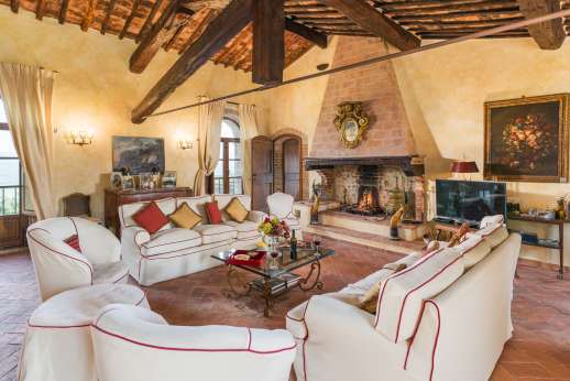 Belsguardo - Ground floor living room with fireplace, and a dining area with large table