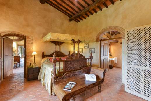 Belsguardo - From the living room, a door leads to the air-conditioned master bedroom