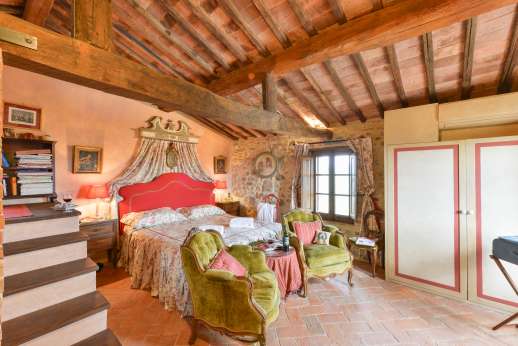 Belsguardo - Second floor large double bedroom with en-suite bathroom