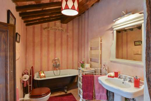 Belsguardo - En-suite bathroom with bath and shower