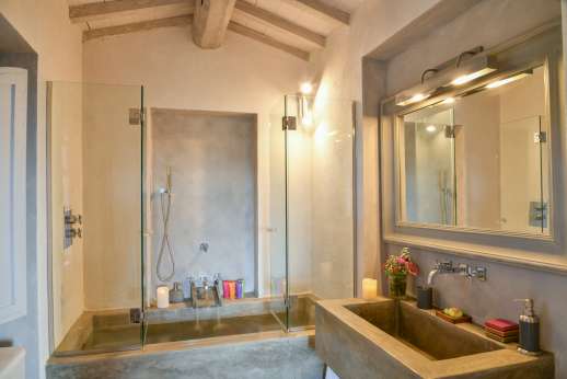 Belsguardo - Pool house en-suite bathroom with bath and shower.