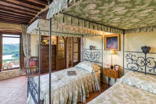 Belsguardo - On the opposite side of the living room on the first floor, is an air-conditioned twin bedroom with four-poster single beds with access to a small terrace