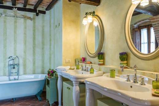 Belsguardo - En-suite bathroom with double basin and stand-alone tub