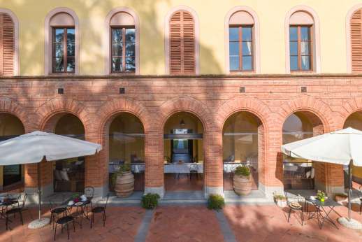 Santa Gelsa - The outdoor dining area for al-fresco eating