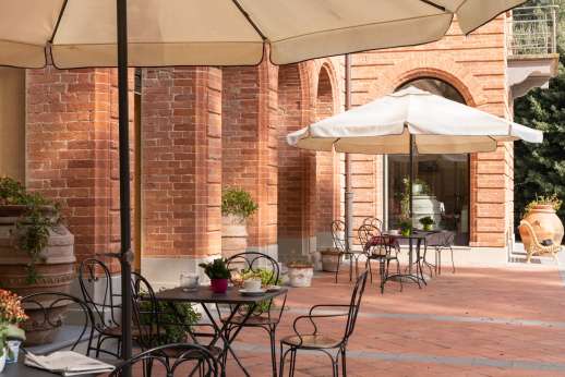 Santa Gelsa - Ample shaded seating areas around the villa