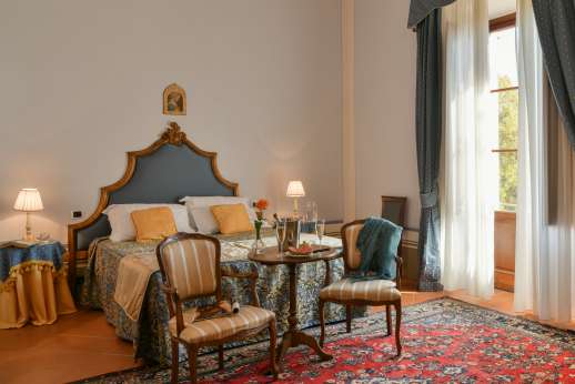 Santa Gelsa - First floor bedroom Firenze (ensuite bathroom with Jacuzzi bathtub and shower)