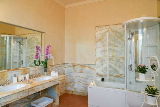 Santa Gelsa - Bedroom Firenze ensuite bathroom with Jacuzzi bathtub and shower