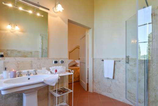 Santa Gelsa - Ensuite bathroom with shower of bedroom San Gimignano