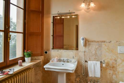 Santa Gelsa - On the second floor bedroom Cortona with ensuite bathroom with shower