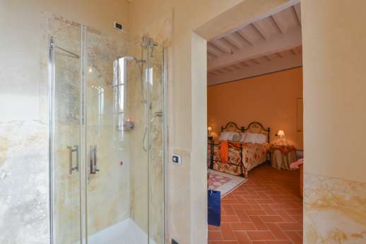 Santa Gelsa - On the second floor Bedroom Cortona with ensuite bathroom with shower