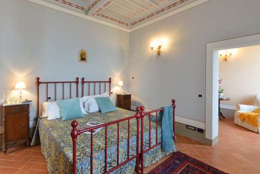 Santa Gelsa - On the second floor bedroom Lucca with ensuite bathroom with large shower