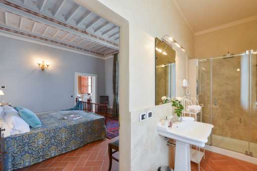 Santa Gelsa - Bedroom Lucca with ensuite bathroom with shower with large shower head
