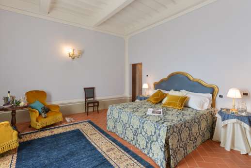 Santa Gelsa - On the second floor bedroom Siena with ensuite bathroom with Jacuzzi bathtub and shower