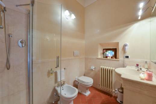 Santa Gelsa - Bedroom Volterra ensuite bathroom with shower