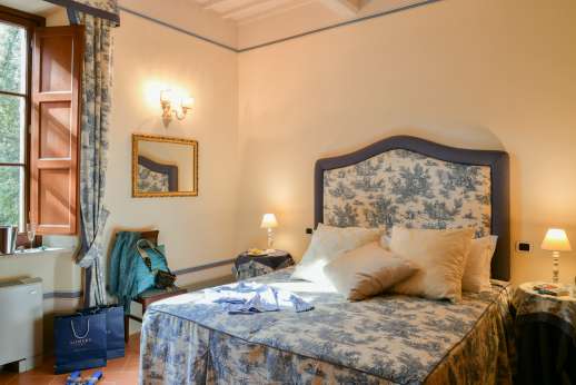 Santa Gelsa - On the second floor bedroom Volterra with ensuite bathroom with shower