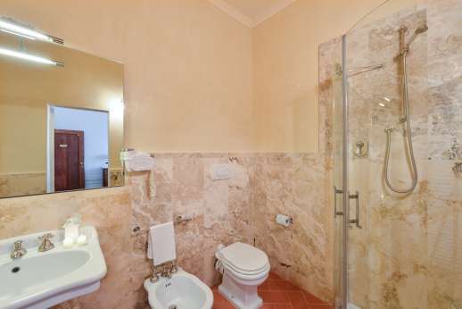 Santa Gelsa - On the second floor bedroom Montepulciano ensuite bathroom with shower