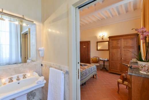 Santa Gelsa - Bedroom Montalcino ensuite bathroom with bathtub