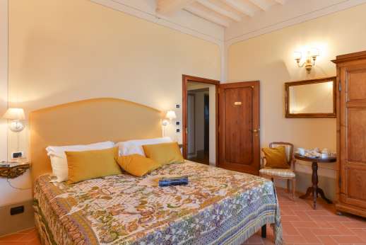 Santa Gelsa - On the second floor bedroom Montalcino with ensuite bathroom with bathtub